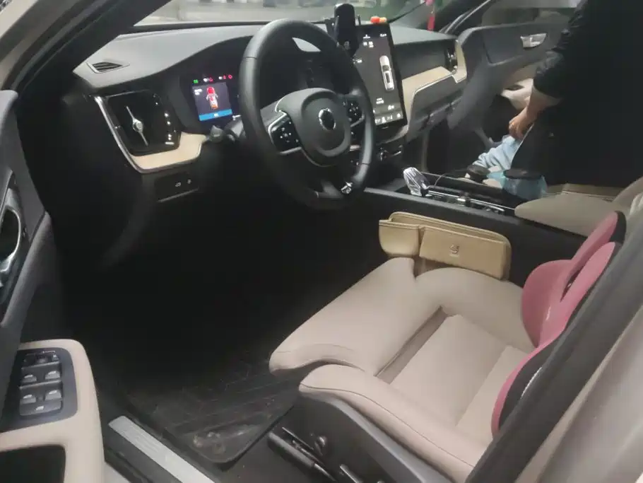 Volvo XC60 PHEV — миниатюра 9