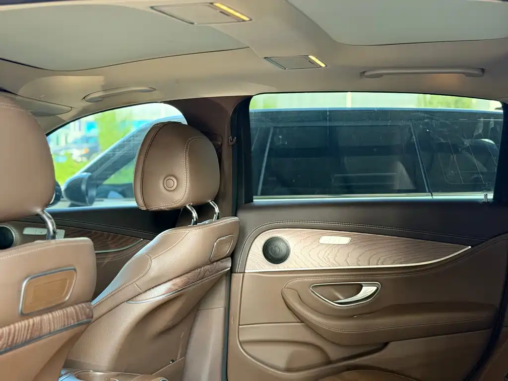 Mercedes-Benz E-Class — миниатюра 6