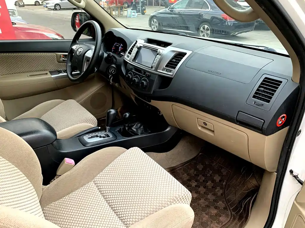 Toyota Fortuner — миниатюра 13