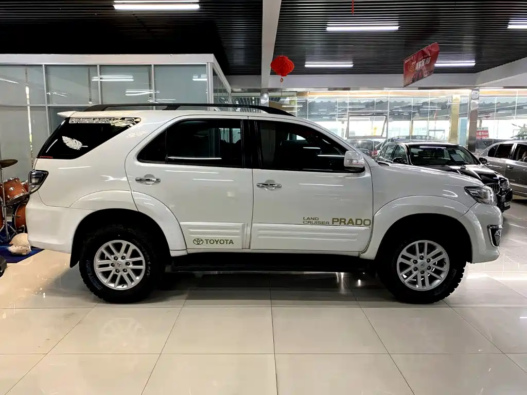 Toyota Fortuner — миниатюра 4