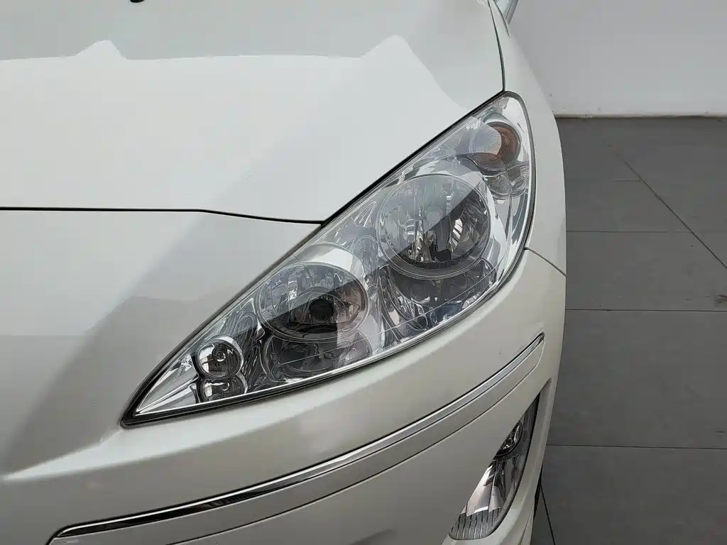 Peugeot 408 2013 2.0L AT Comfort