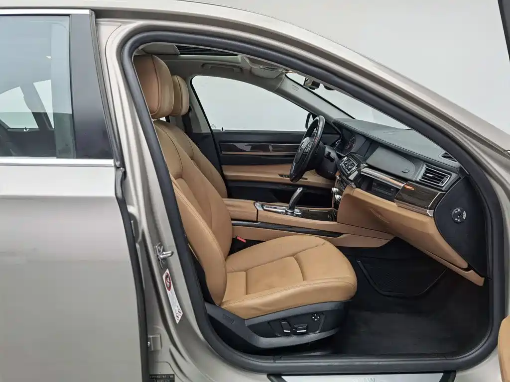 BMW 7 Series — миниатюра 23