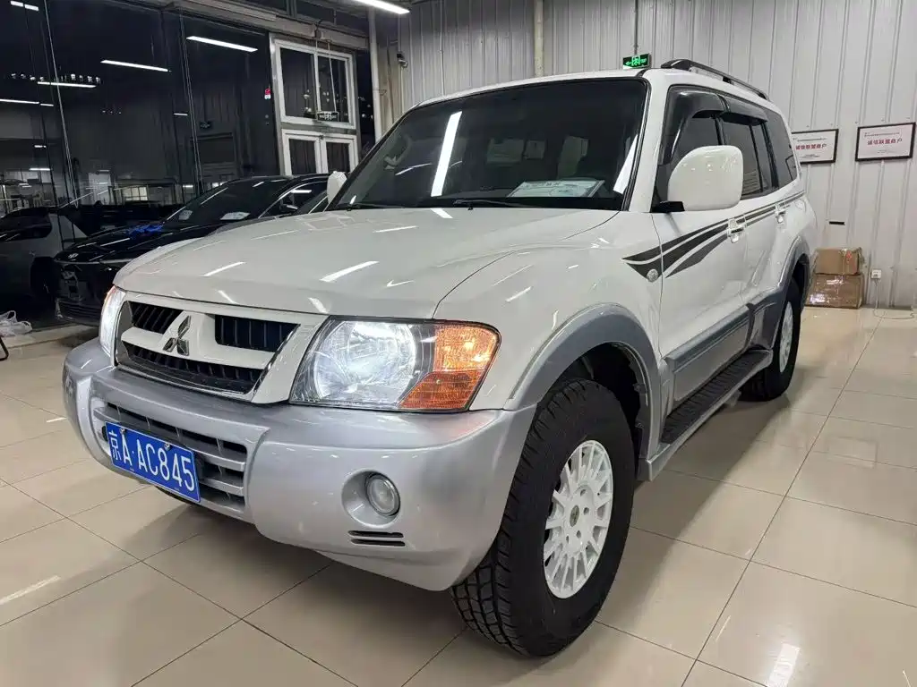 Mitsubishi Pajero — миниатюра 2