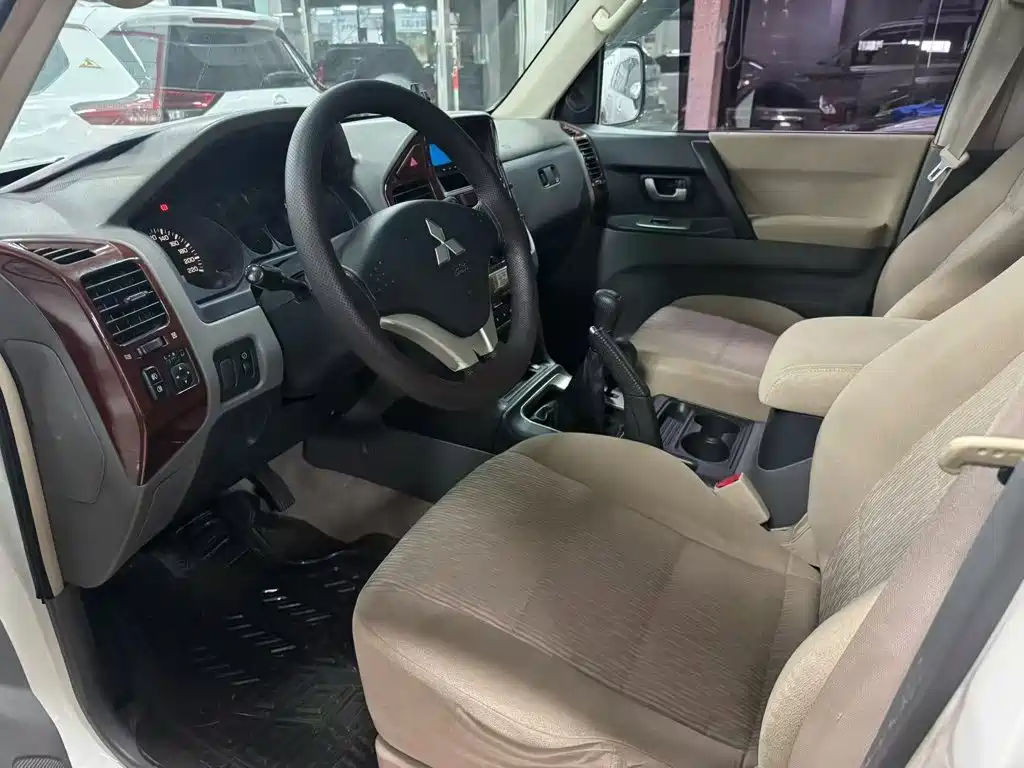 Mitsubishi Pajero — миниатюра 4