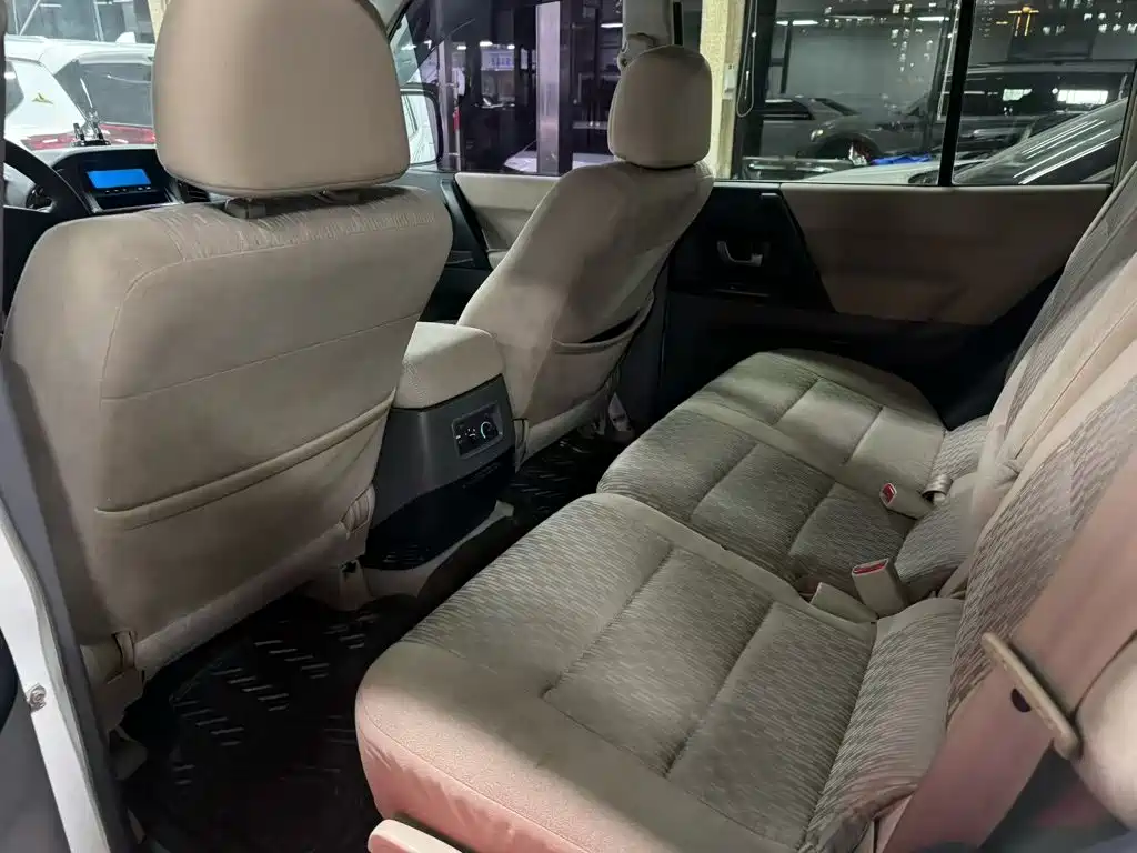 Mitsubishi Pajero — миниатюра 7
