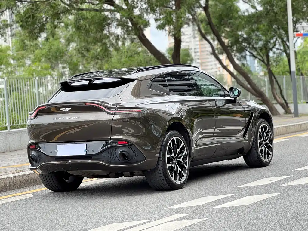 ASTON MARTIN  DBX