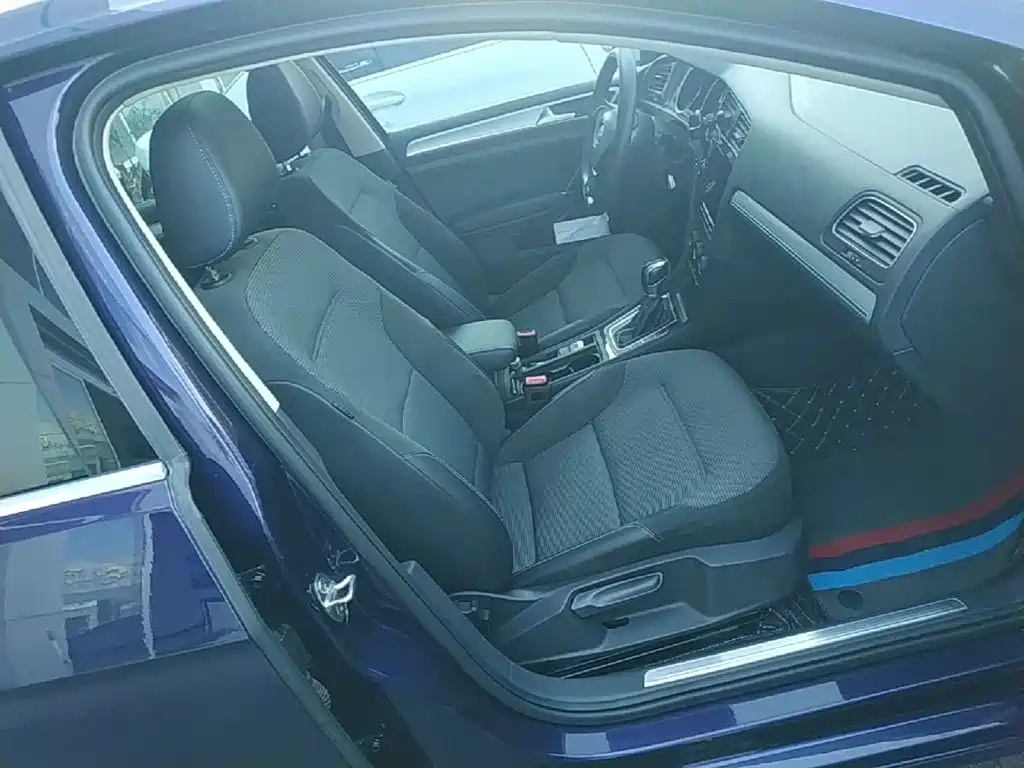 Volkswagen Golf EV — миниатюра 25