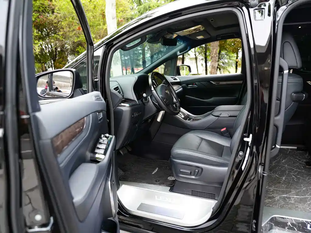 Toyota Vellfire 2023 2.5L HV Luxury