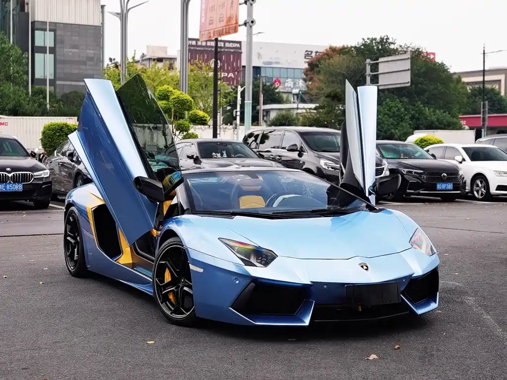 LAMBORGHINI AVENTADOR