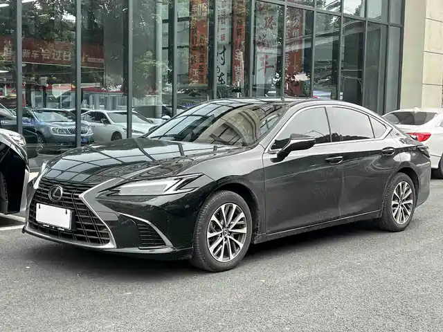 LEXUS ES 2025