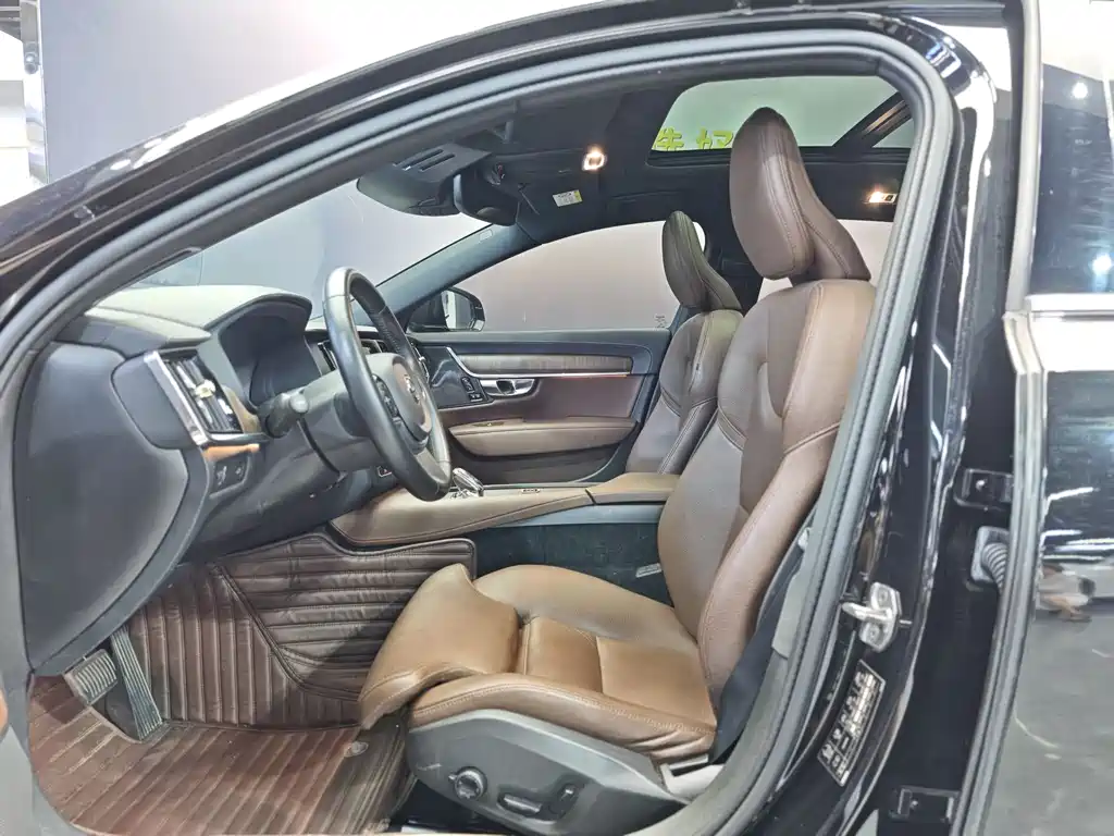 VOLVO  S90