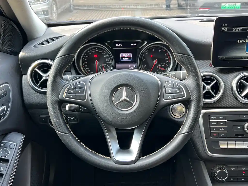 MERCEDES-BENZ GLA