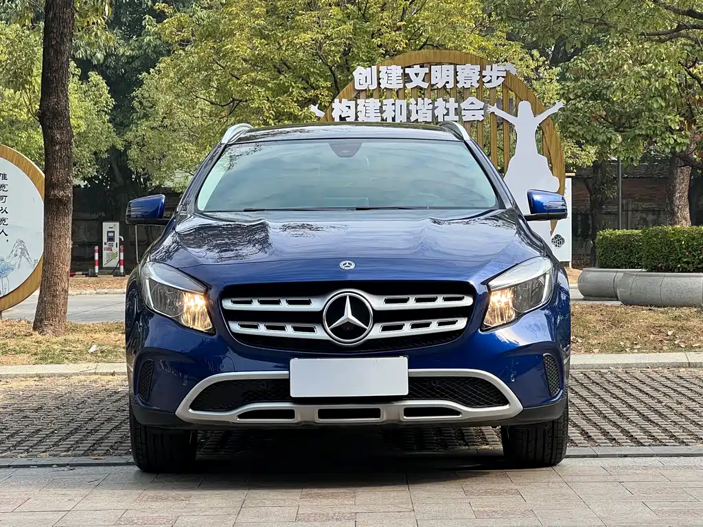 MERCEDES-BENZ GLA