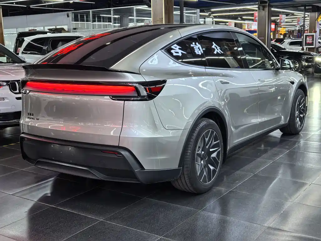 Tesla Model Y L — миниатюра 3