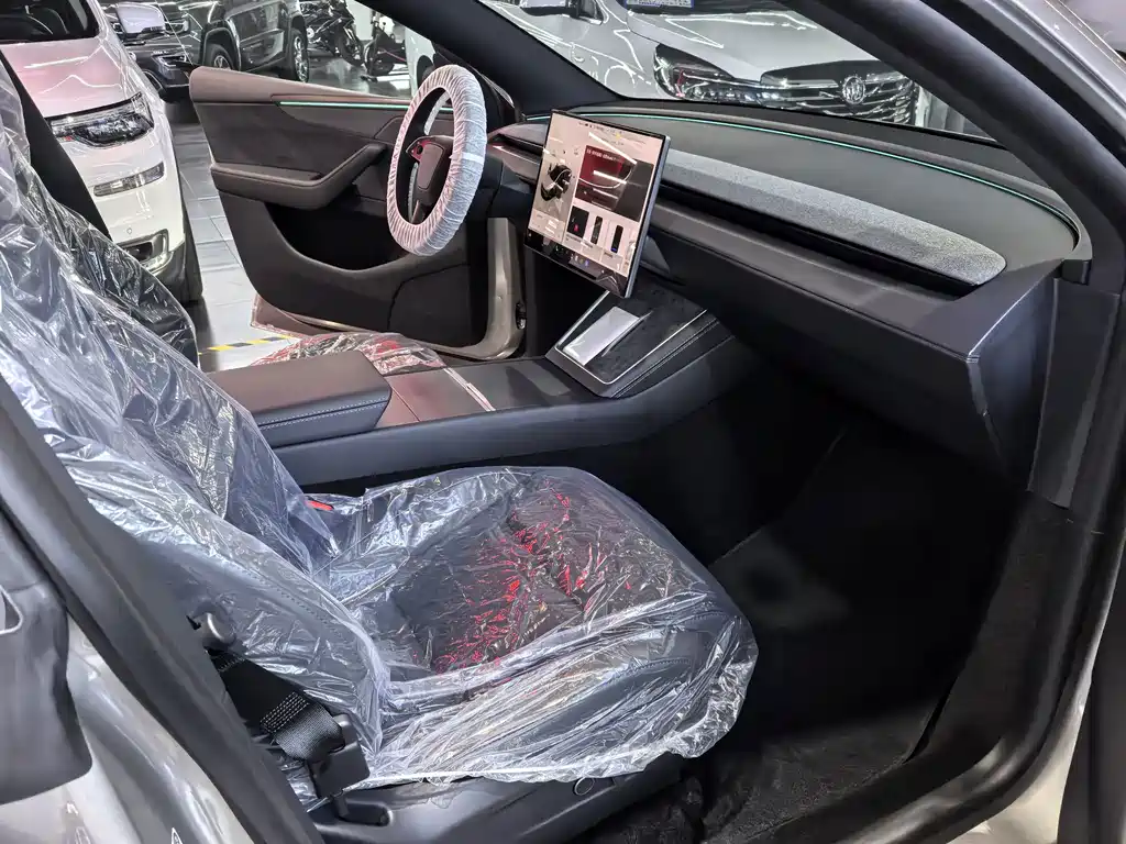 Tesla Model Y L — миниатюра 10