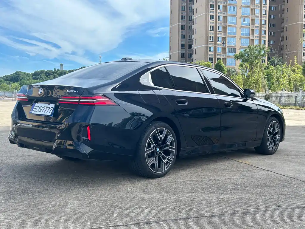 BMW 5 Series — миниатюра 10