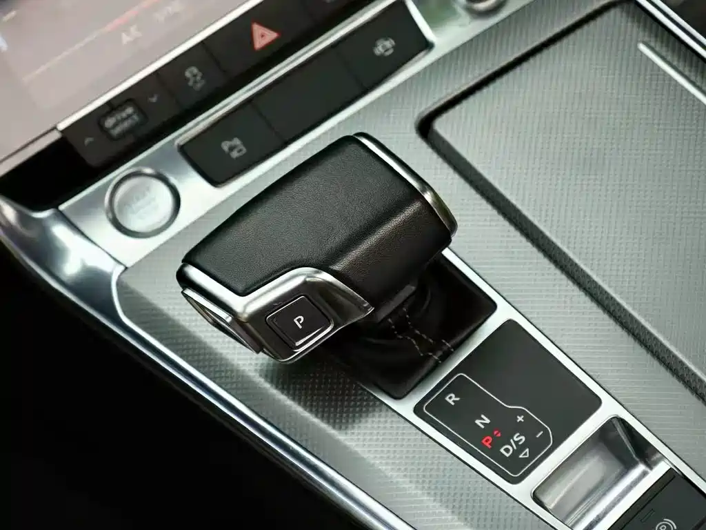 Audi A6L - фото 14