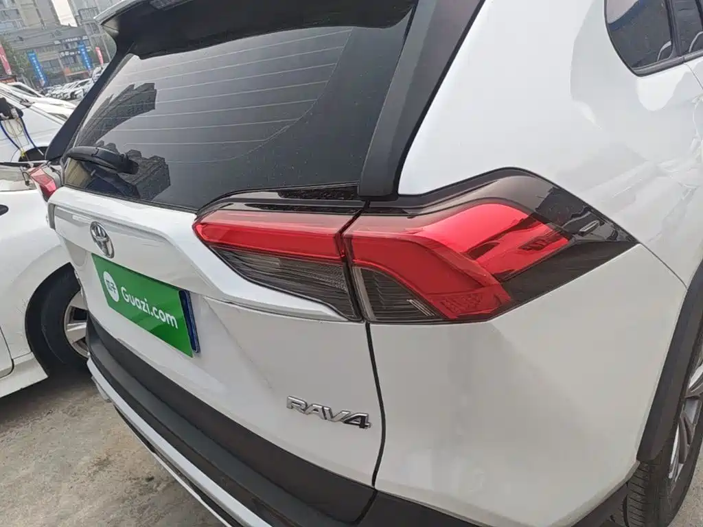 Toyota RAV4 — миниатюра 8
