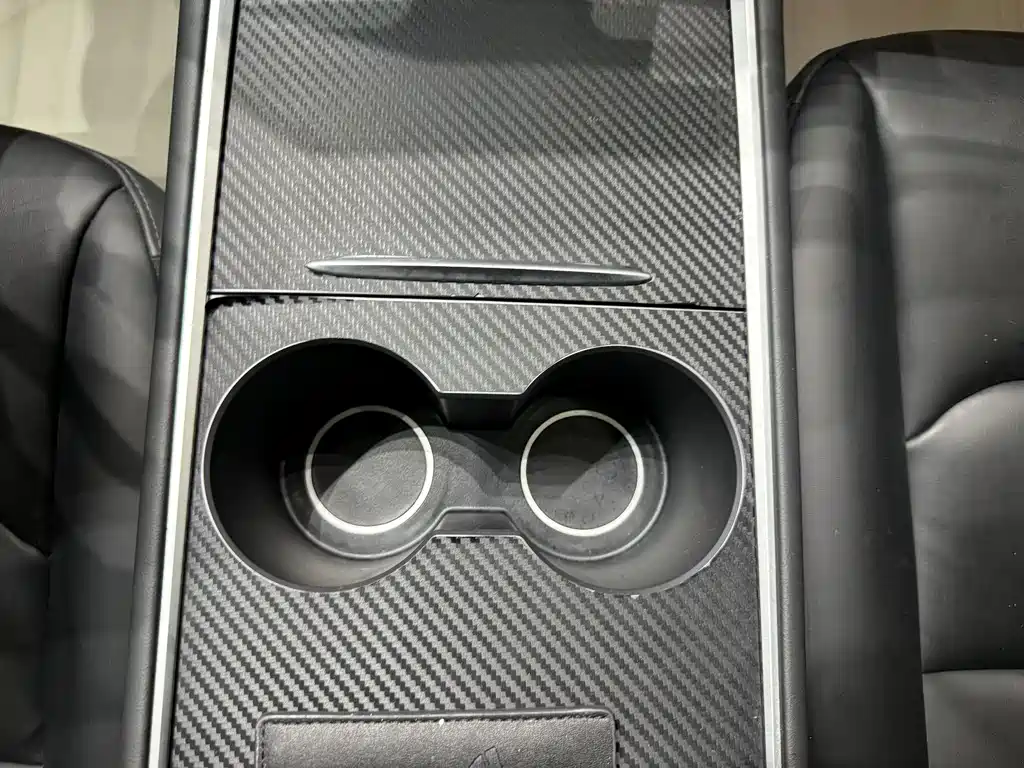 Tesla Model Y — миниатюра 9