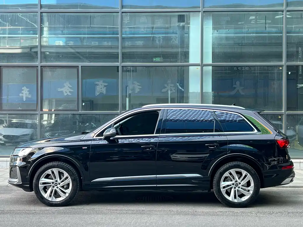 Audi Q7 2023 45 TFSI quattro S line Sport