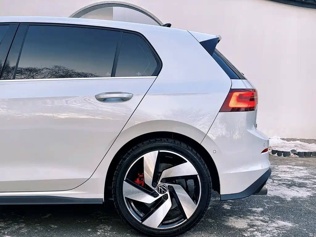 VOLKSWAGEN GOLF GTI