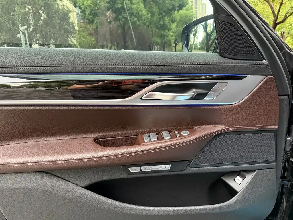 BMW 7 Series — миниатюра 14