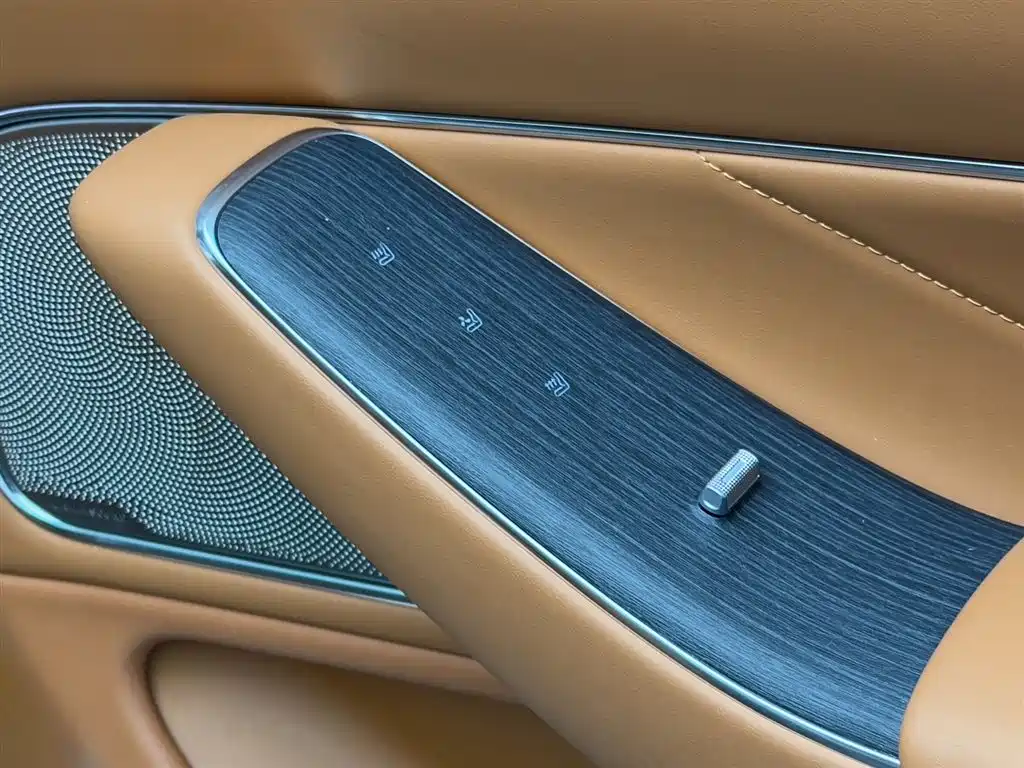 AITO ASK THE WORLD M8