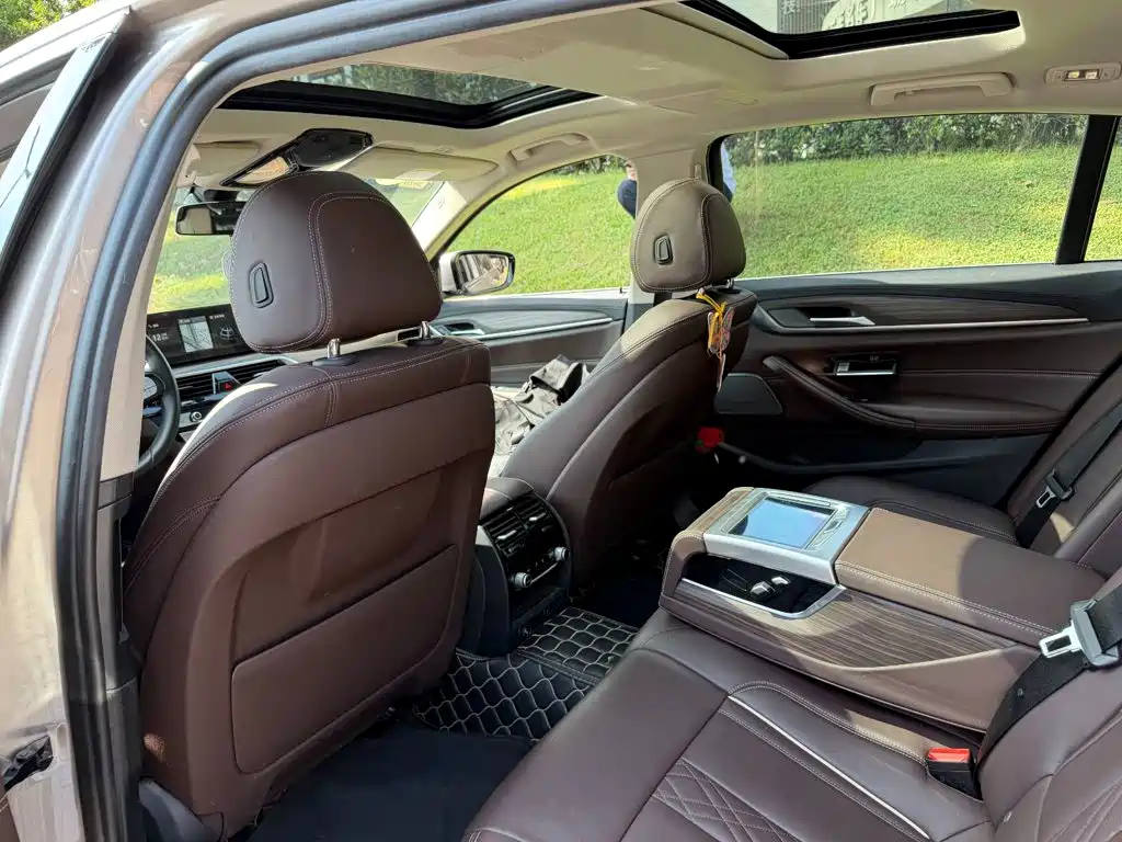 BMW 5 Series — миниатюра 11