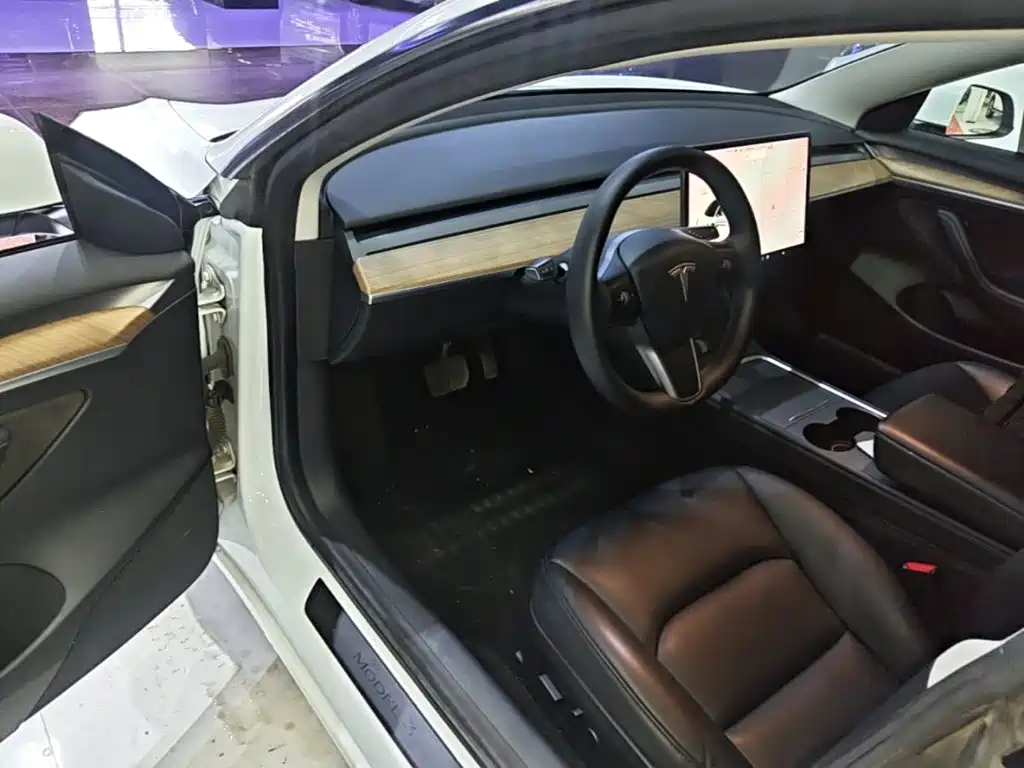 Tesla Model 3 — миниатюра 16