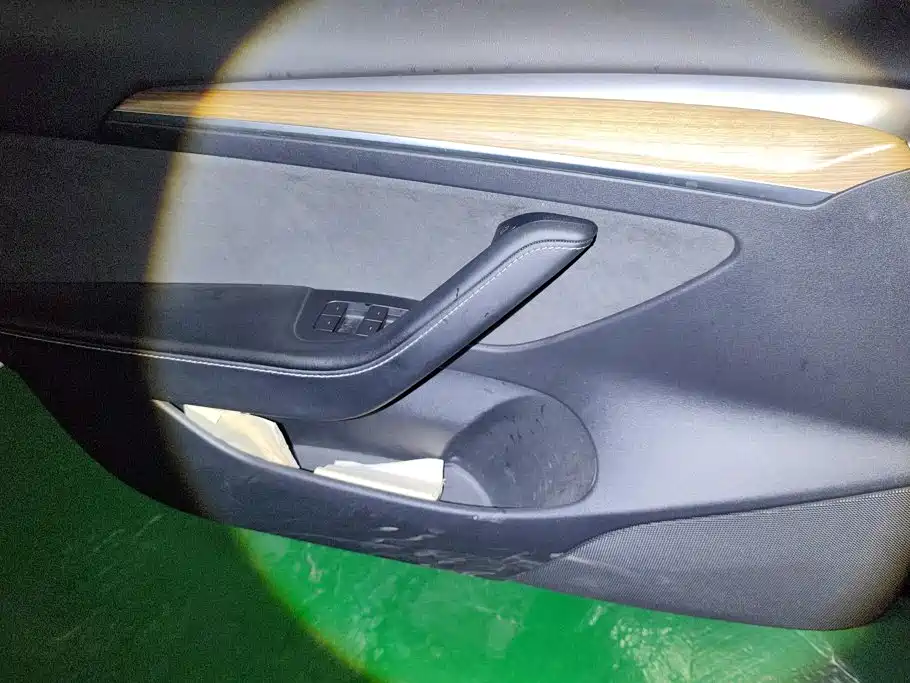 Tesla Model 3 — миниатюра 7
