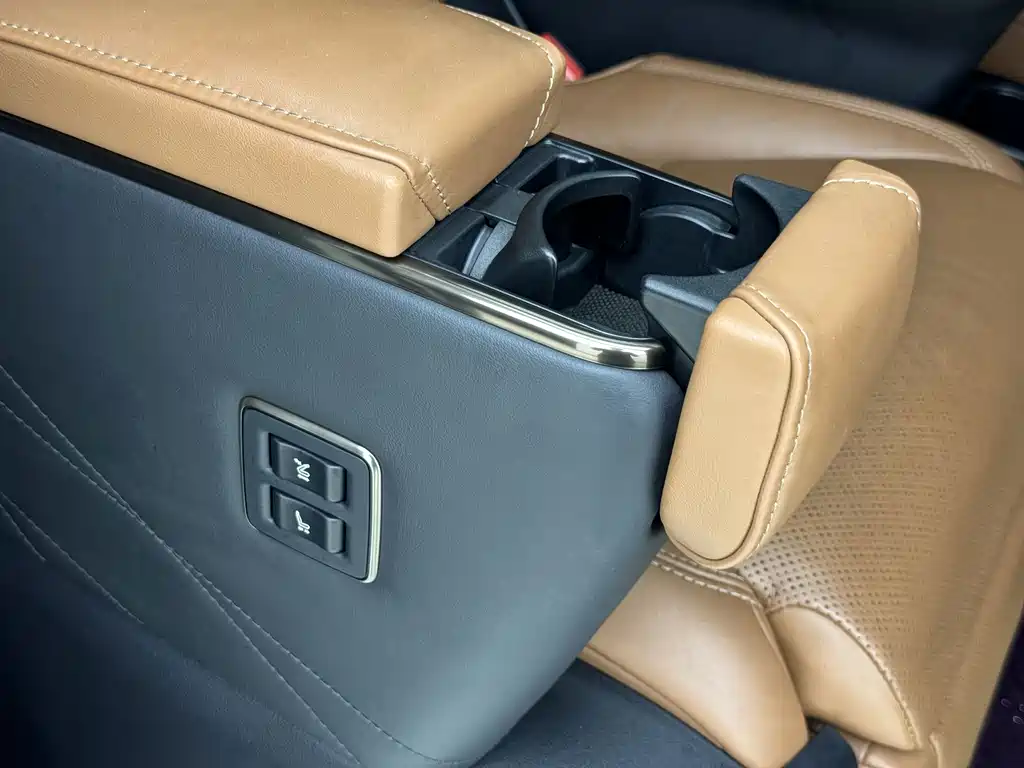 Toyota Alphard — миниатюра 11