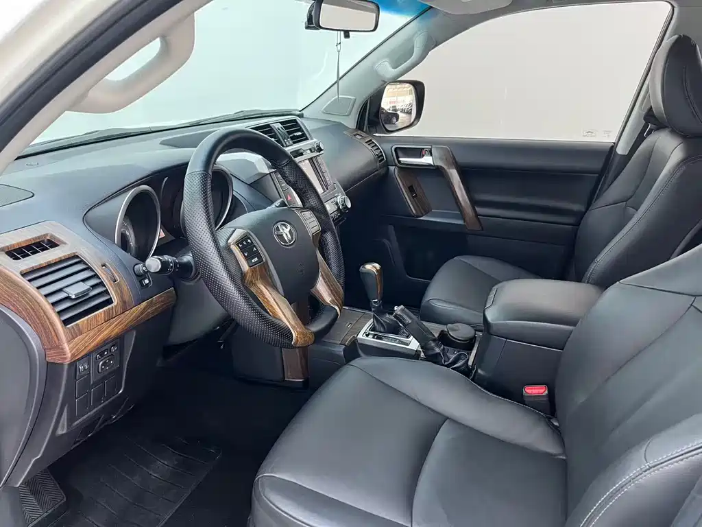 Toyota Land Cruiser Prado 2016 2.7L AT Standard