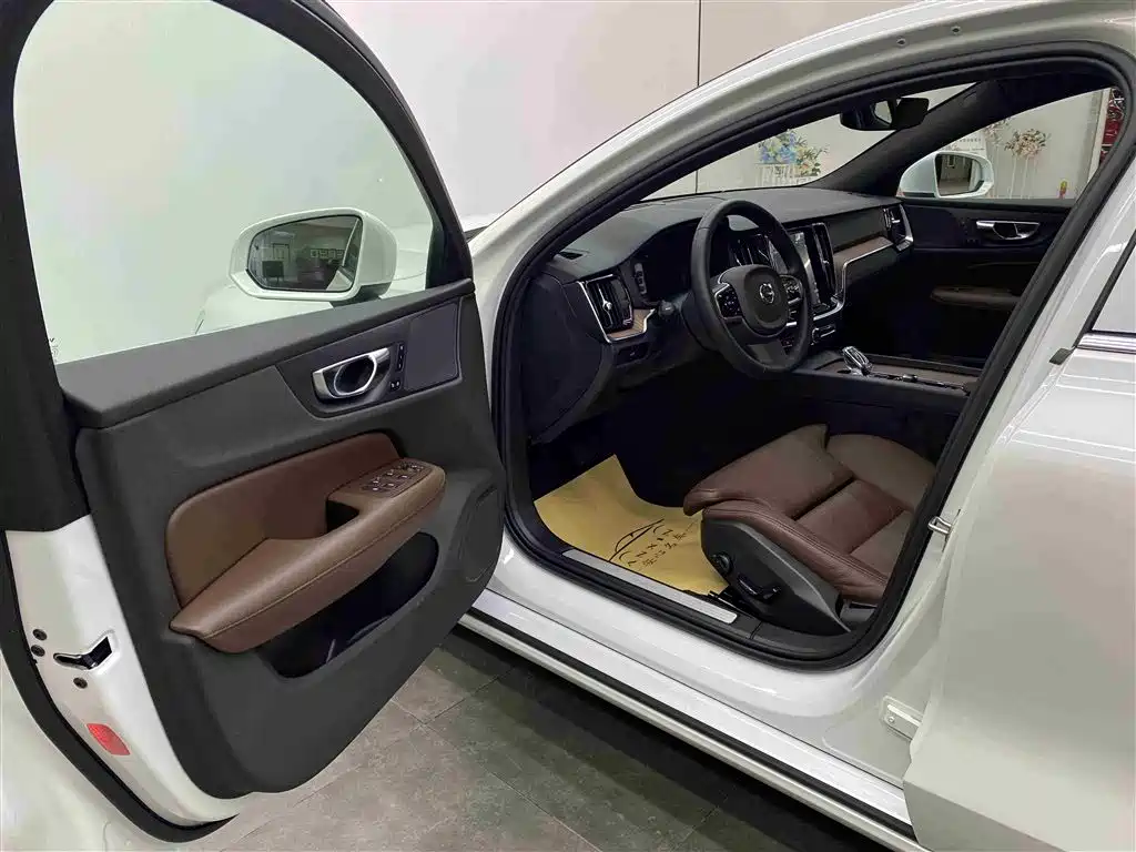 Volvo S60 2025 B4 Luxury