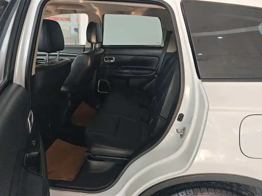 MITSUBISHI OUTLANDER