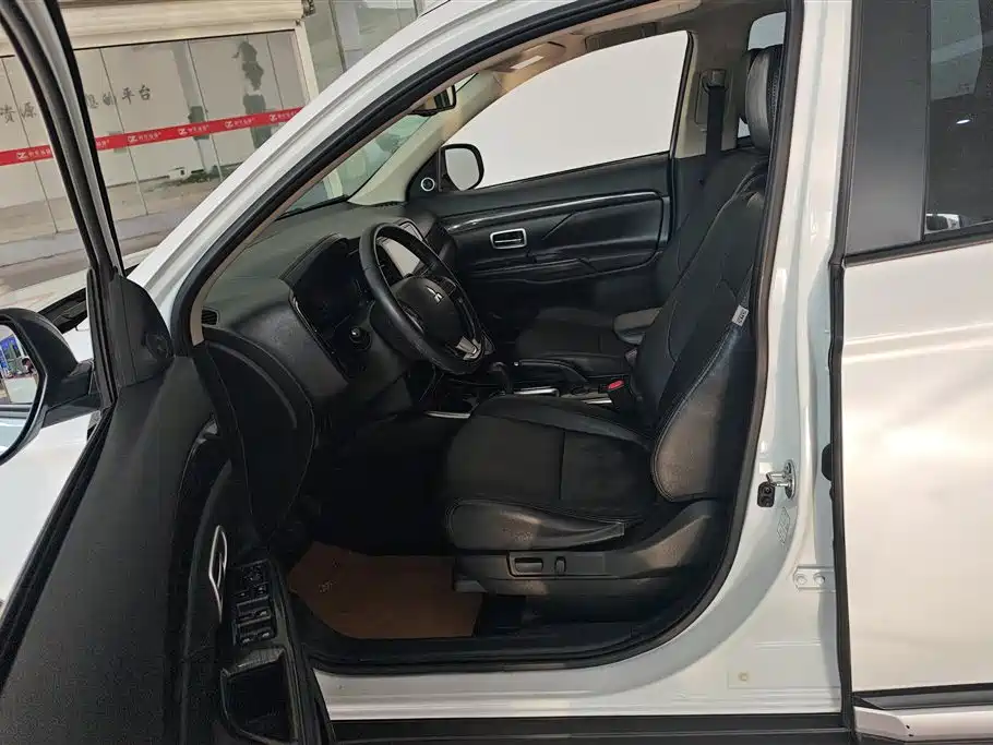 MITSUBISHI OUTLANDER