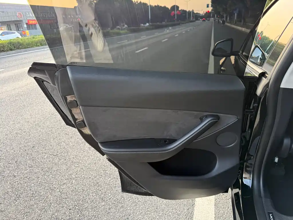 Tesla Model Y — миниатюра 12