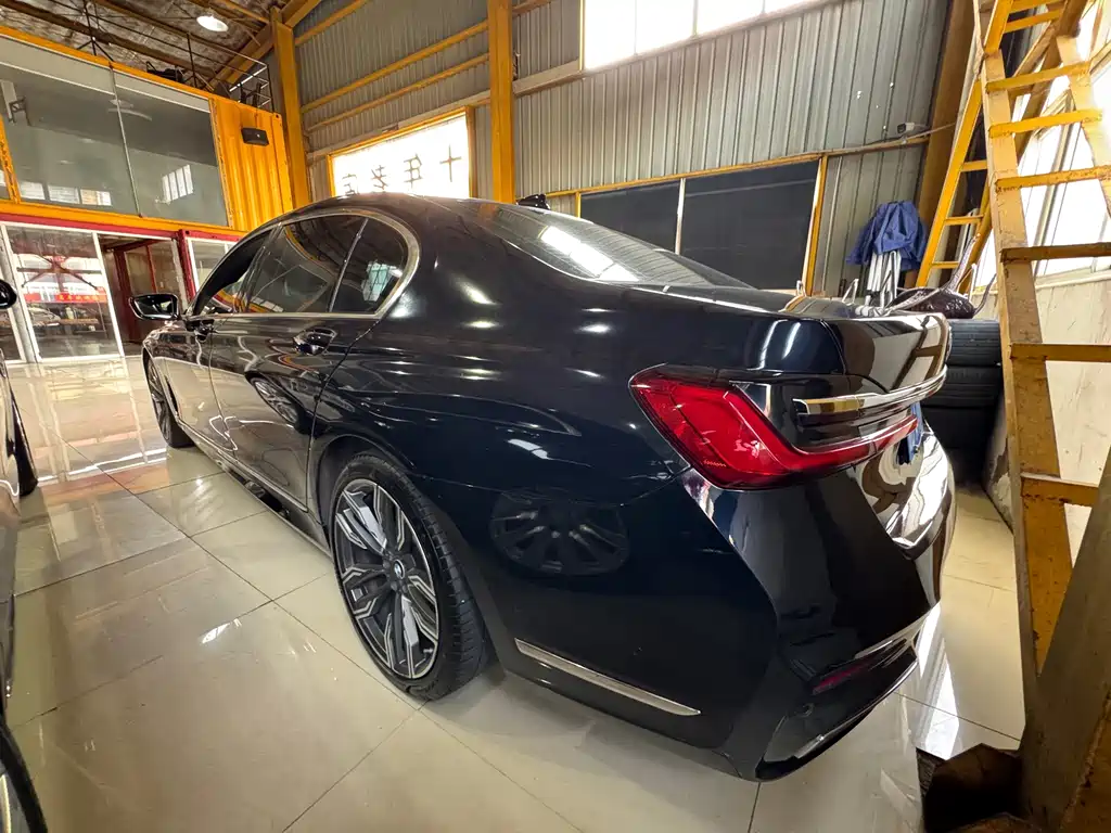BMW 7 Series — миниатюра 7