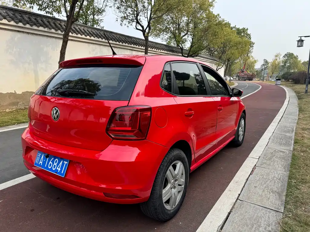 VOLKSWAGEN POLO