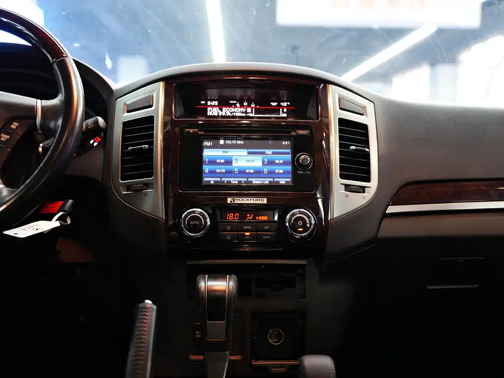 Mitsubishi Pajero (Import) — миниатюра 16