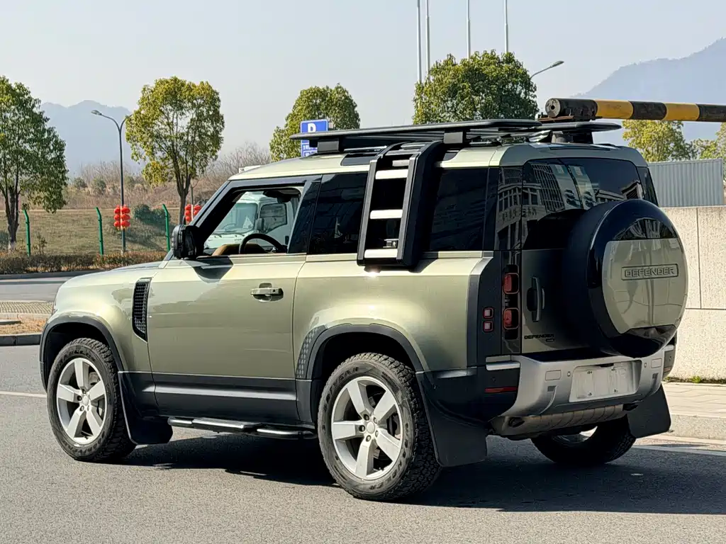 LAND ROVER DEFENDER