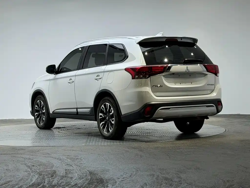 Mitsubishi Outlander — миниатюра 5