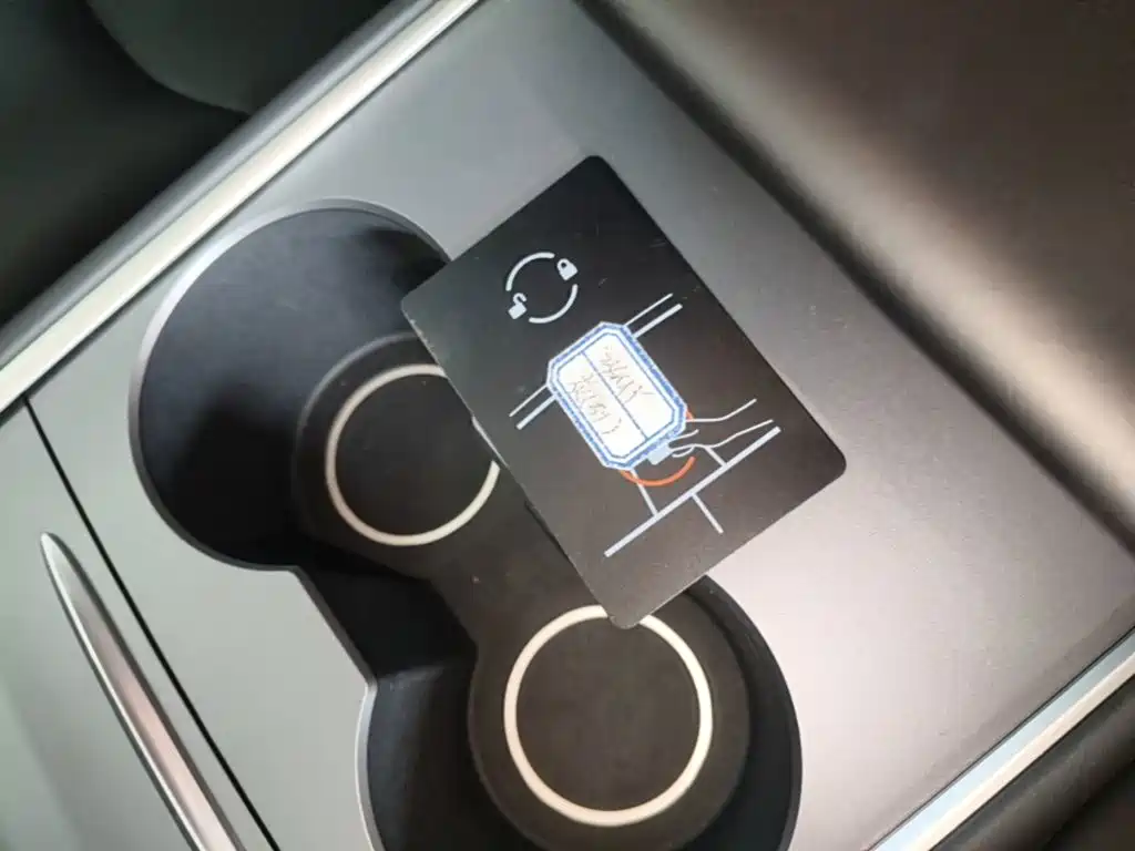 Tesla Model Y — миниатюра 9