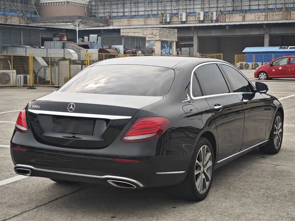 Mercedes-Benz E-Class — миниатюра 7