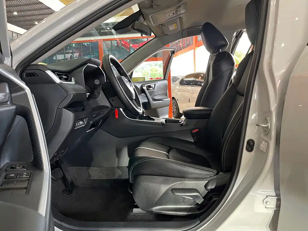 Toyota RAV4 — миниатюра 8