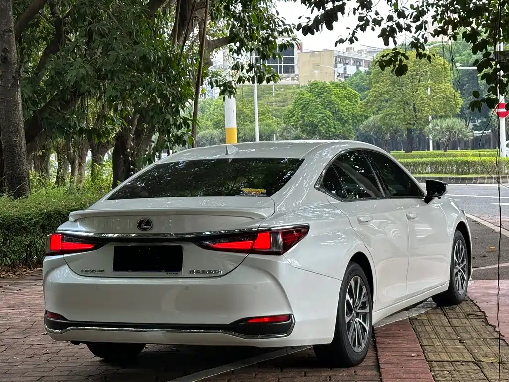 Lexus ES — миниатюра 5