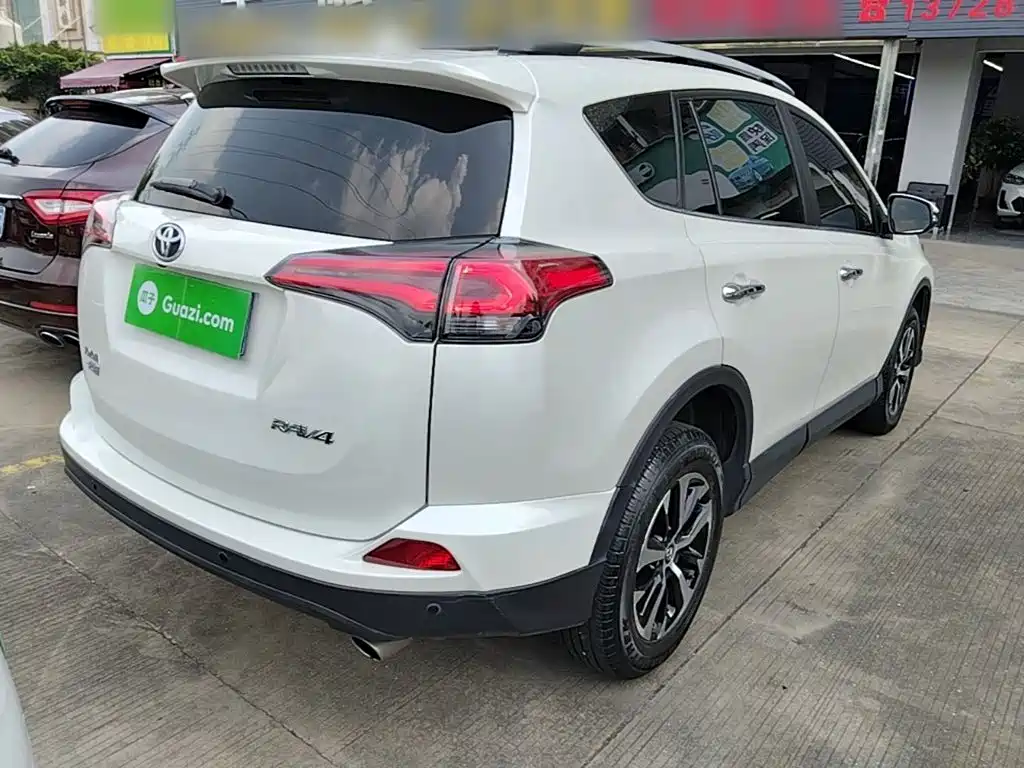 Toyota RAV4 — миниатюра 7