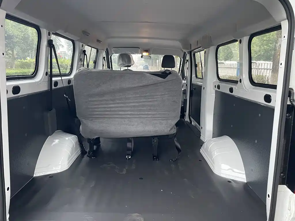 Wuling Yangguang — миниатюра 11