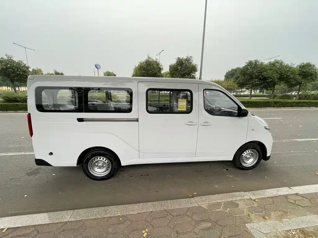 Wuling Yangguang — миниатюра 3