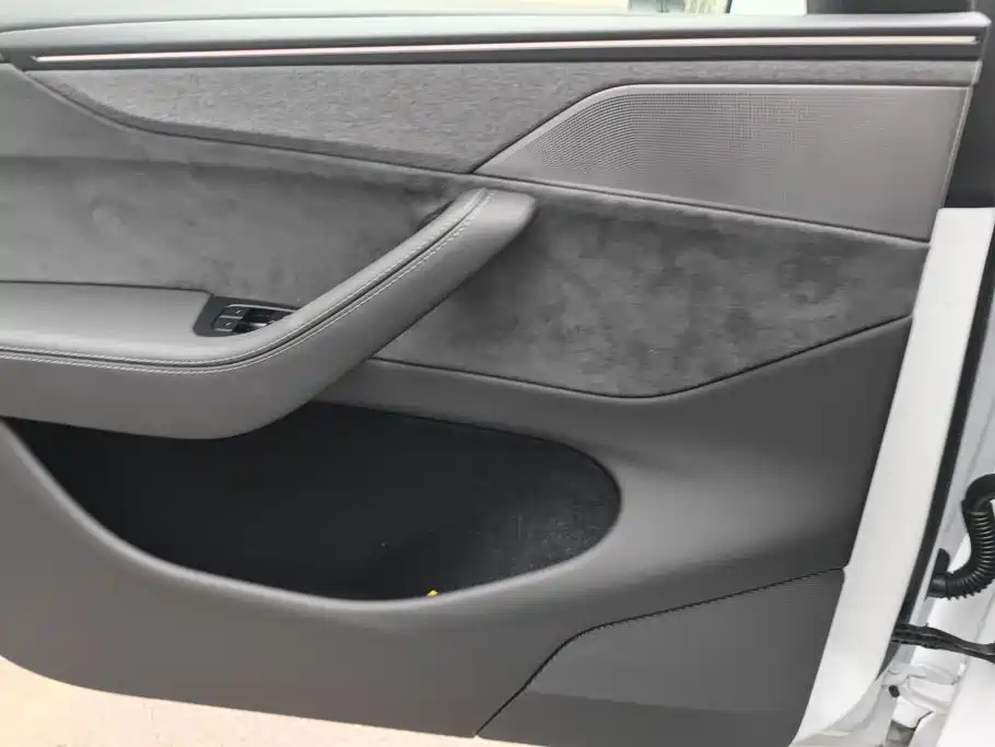 Tesla Model Y — миниатюра 7