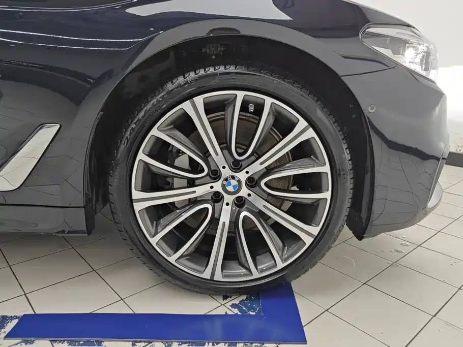 BMW 5 Series — миниатюра 6